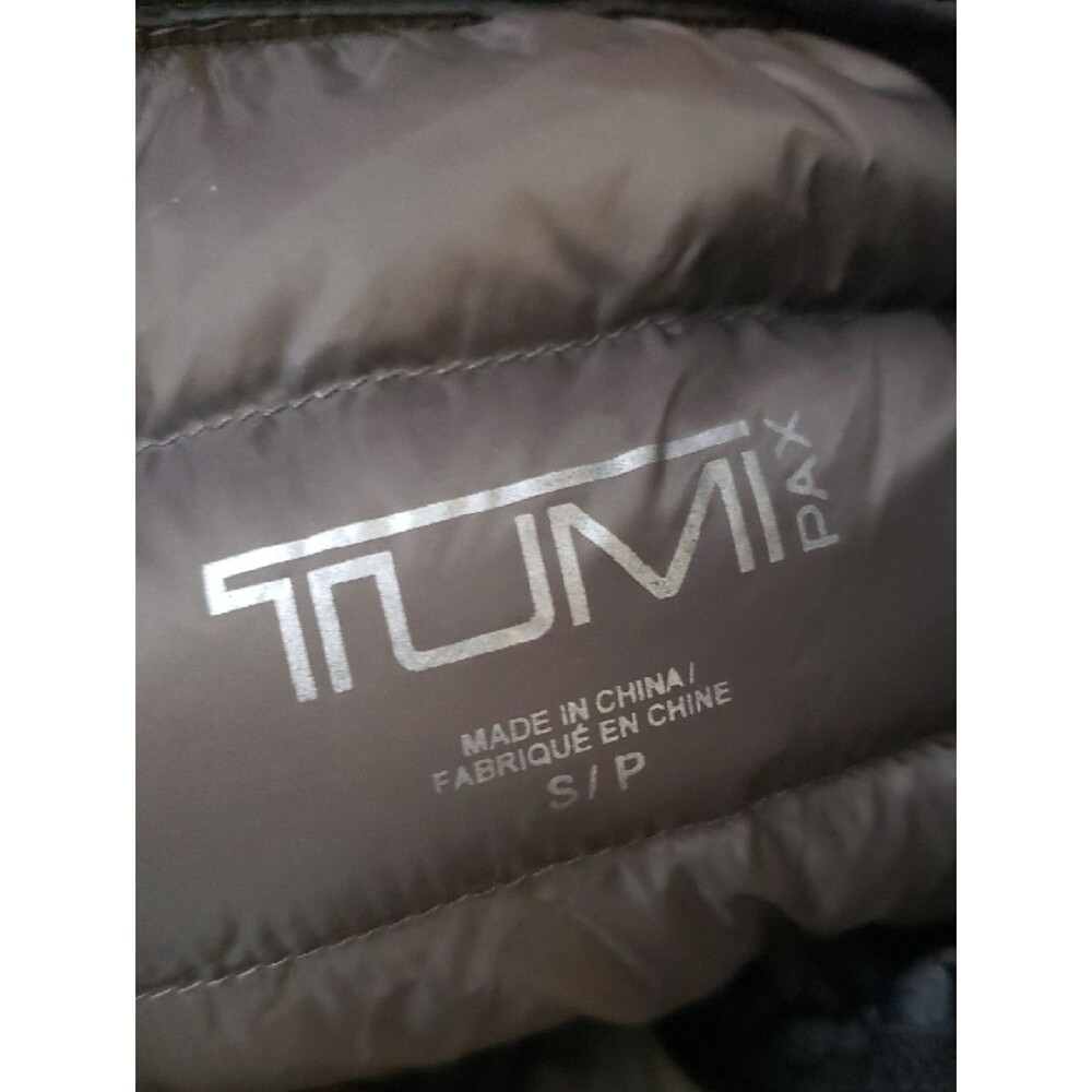 Tumi Quilted Mens Down Puffer Vest Size Small LOGO Asis Outdoor Athleisure Lux - Picture 3 of 5